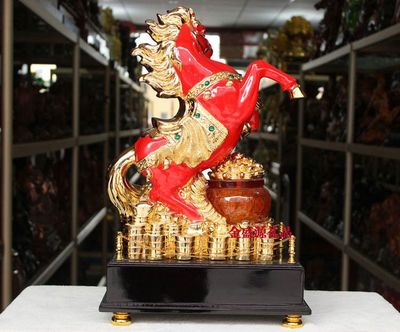 樹脂鍍金馬到成功 聚財(cái)寶馬擺件的藝術(shù)與寓意