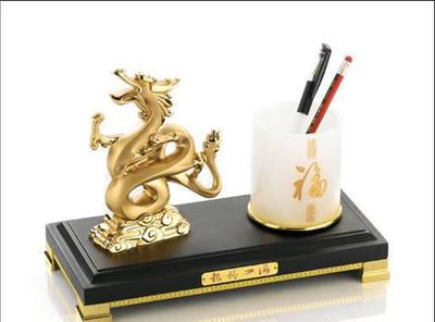 龍騰商海 華爾街龍、水晶龍與金屬龍年擺件，商務禮贈的藝術與意蘊